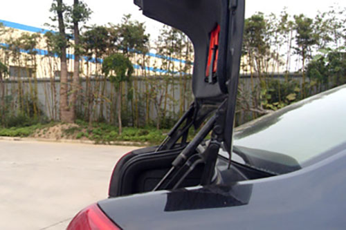 轎車(chē)后備箱氣彈簧